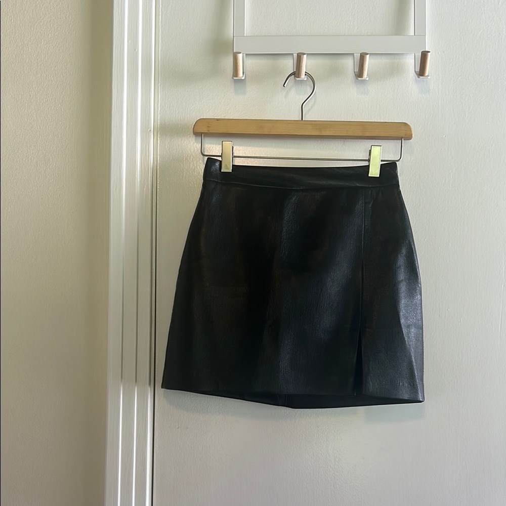 Aritzia: Wilfred ‘Patio’ Vegan Leather Skirt